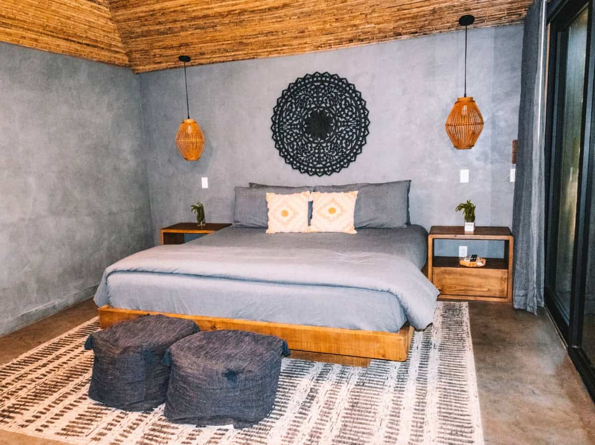 Infinity Bay Resort Roatan nhìn từ trên cao, với hồ bơi lớn, bãi biển và các tòa nhà xung quanh.