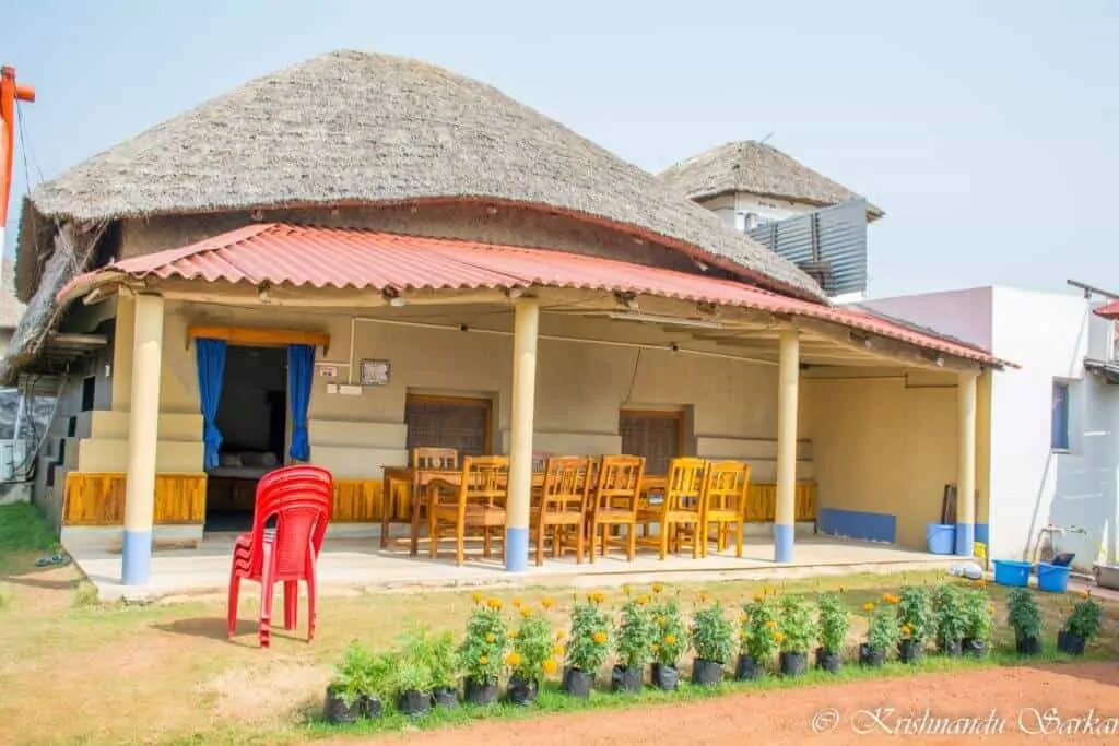 Khuôn viên xanh mát và yên bình tại Banalata Resort, Bishnupur, lý tưởng cho việc thư giãn và tận hưởng thiên nhiên