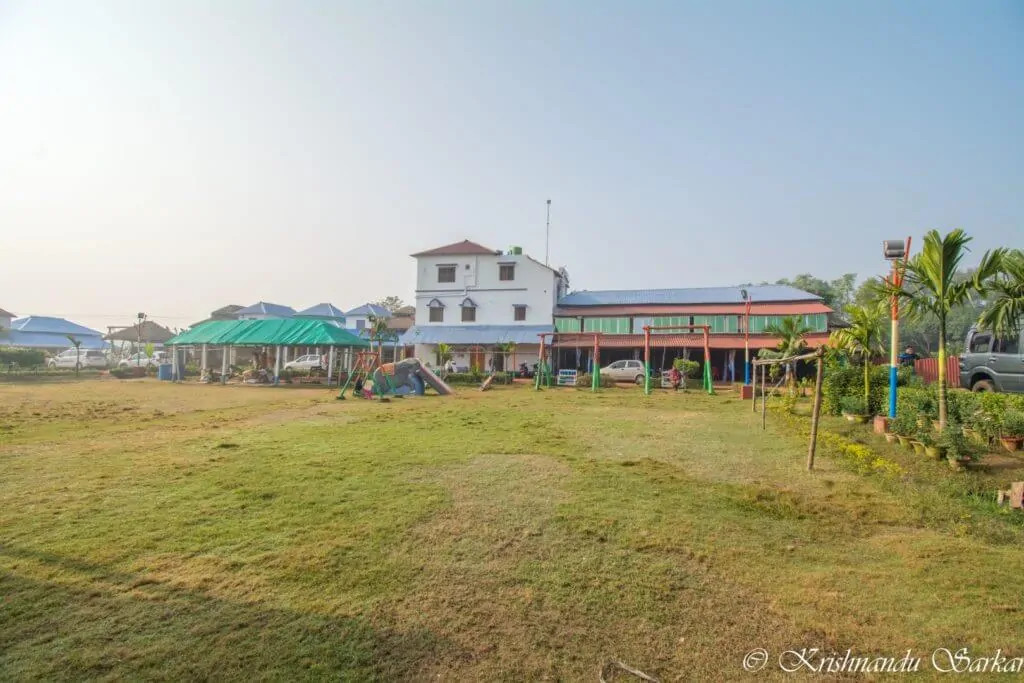 Bể bơi xanh mát tại Banalata Resort, Bishnupur, nơi du khách có thể thư giãn và tận hưởng không khí trong lành