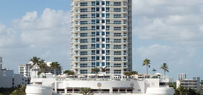 Sảnh đợi Beach House Fort Lauderdale với tông màu trắng kem và xanh nhạt, mang đến cảm giác thư thái và gần gũi với biển cả