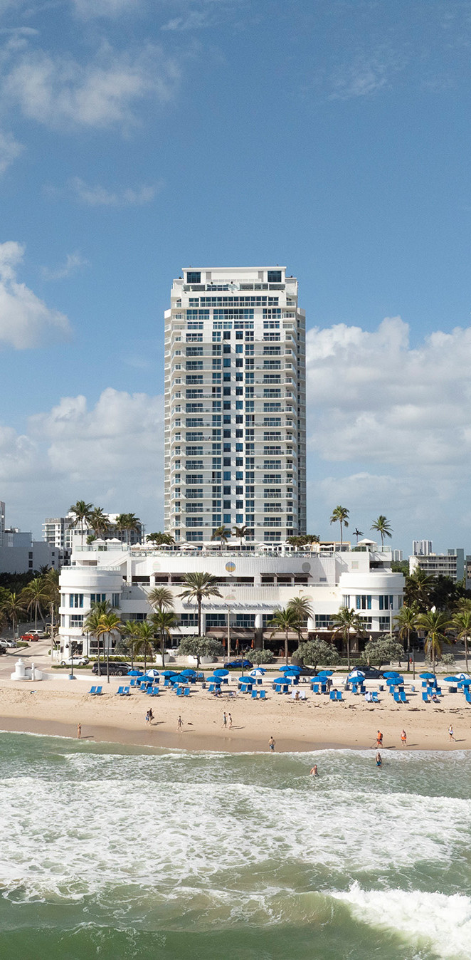 Sảnh đợi Beach House Fort Lauderdale với tông màu trắng kem và xanh nhạt, mang đến cảm giác thư thái và gần gũi với biển cả