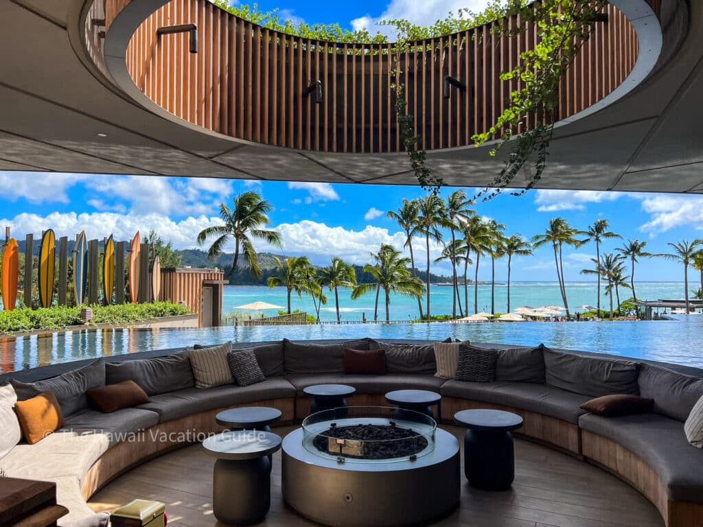 Lối vào Turtle Bay Resort ở Oahu, Hawaii, một trong những khu nghỉ dưỡng gia đình tốt nhất ở Hawaii.