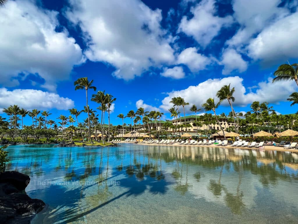 Hồ bơi tại Outrigger Kona Resort.