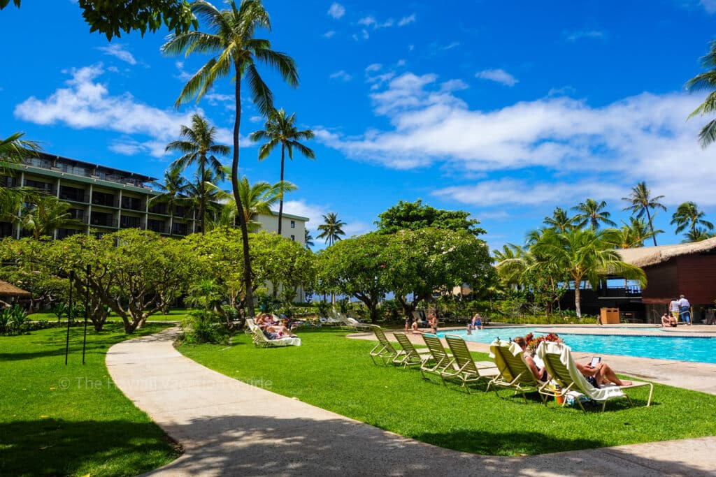 Jordan và Henry đã có một khoảng thời gian tuyệt vời tại hồ bơi của Fairmont Kea Lani.