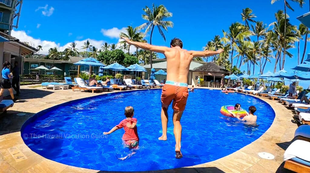 Gia đình vui vẻ trên bãi biển ở Maui, Hawaii. Ngày đi biển cùng gia đình là những ngày tuyệt vời nhất.