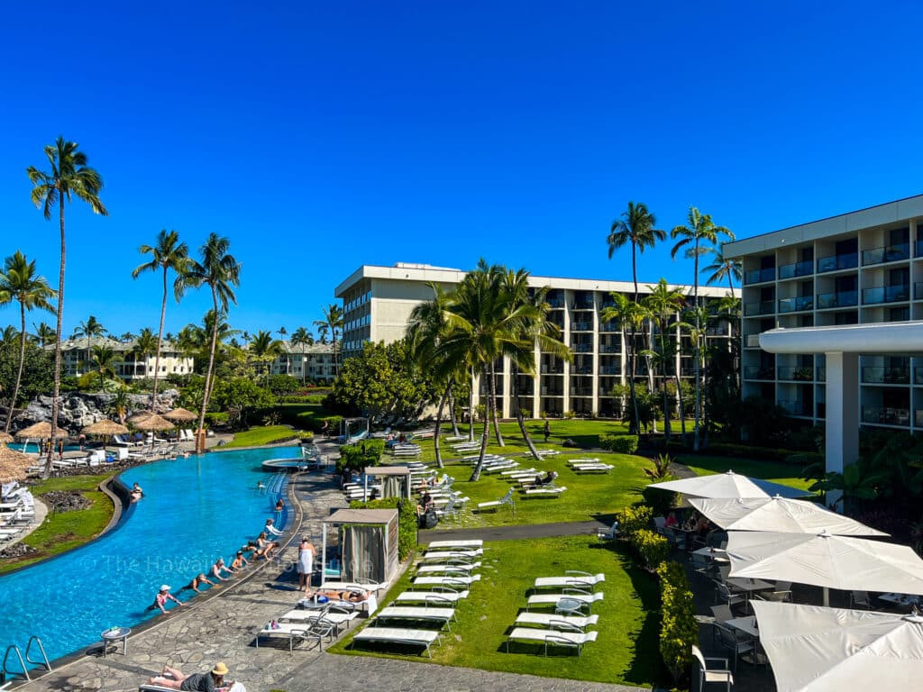 Con gái tôi và tôi đội vòng hoa po’o mà chúng tôi đã làm trong lớp học làm vòng hoa tại Wailea Beach Resort
