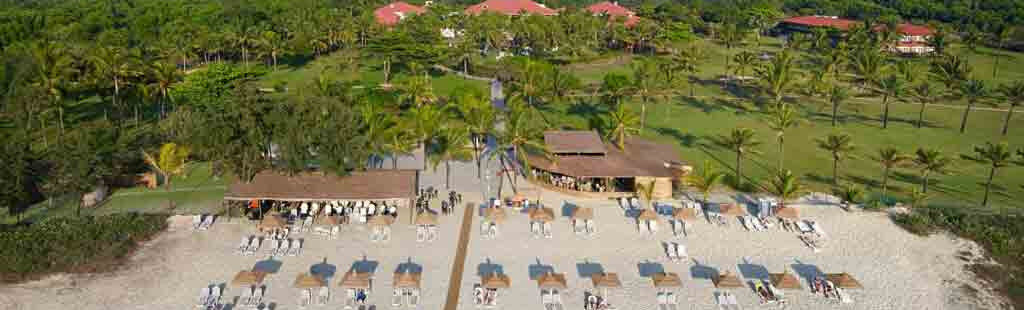 Khu nghỉ dưỡng Caravela Beach Resort nhìn từ biển