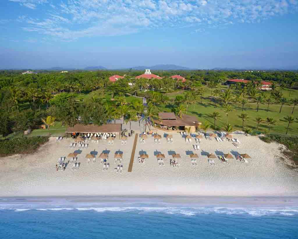 Khu nghỉ dưỡng Caravela Beach Resort nhìn từ biển