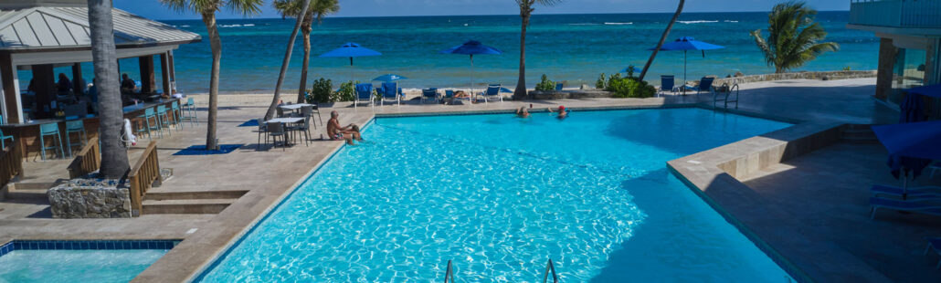 Hồ bơi chính tại Divi Carina Bay Beach Resort ở St. Croix