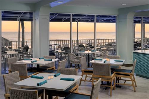 Coconut Charlie's Beach Bar với không khí sôi động và đồ uống hấp dẫn