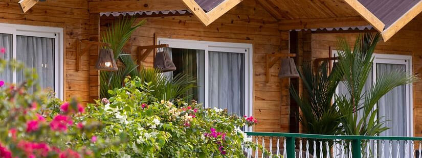 Cottages nhìn toàn cảnh với hoa nở phía trước - Stone Wood Jungle Resort, Dandeli
