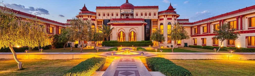 Sân trong của khu nghỉ dưỡng Ummed Hotels, Jodhpur với kiến trúc Rajasthani truyền thống và không gian xanh mát