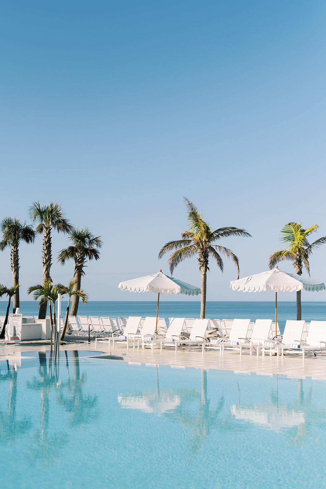 The Gasparilla Inn & Club với kiến trúc cổ điển màu trắng nổi bật và khu vườn xanh mướt