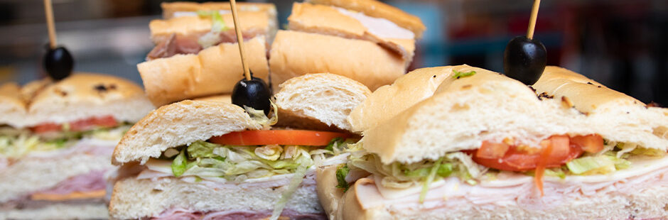 Bánh Dagwood từ Blondie's với nhiều lớp nhân hấp dẫn