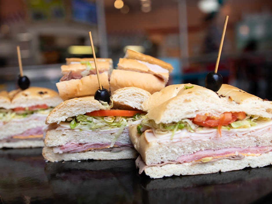 Bánh Dagwood từ Blondie's với nhiều lớp nhân hấp dẫn