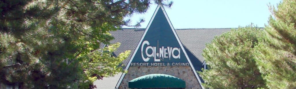 Toàn cảnh khu nghỉ dưỡng Cal Neva Resort nhìn từ trên cao với kiến trúc độc đáo và vị trí bên hồ Tahoe thơ mộng.