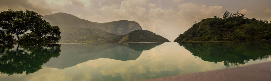 Hồ bơi vô cực nhìn ra núi non hùng vĩ tại Shola Crown Resort Munnar