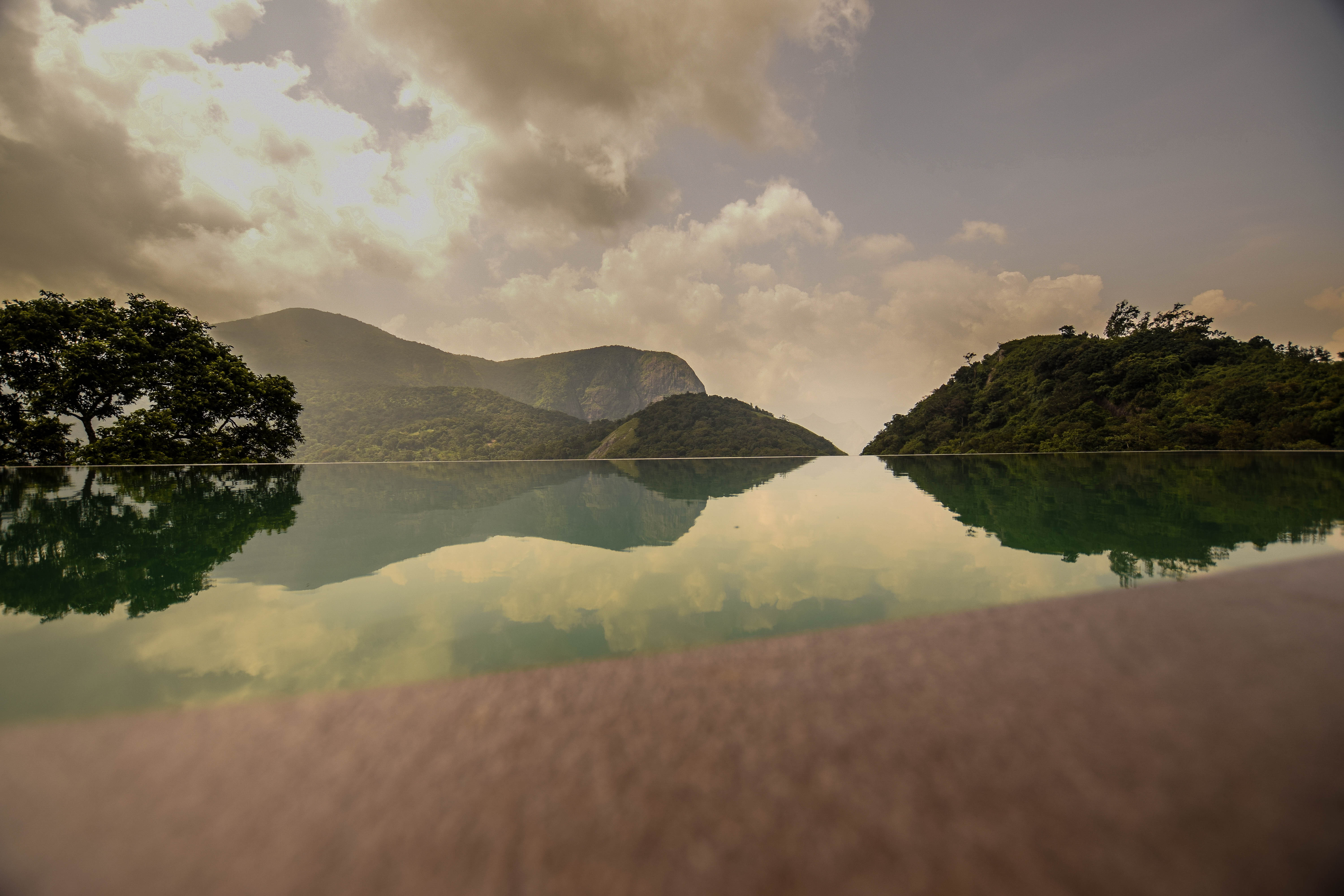 Hồ bơi vô cực nhìn ra núi non hùng vĩ tại Shola Crown Resort Munnar