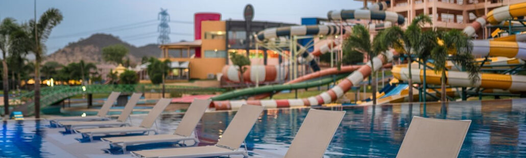 Hồ bơi vô cực tại Khu nghỉ dưỡng Crescent Indore, mang đến không gian thư giãn tuyệt vời với tầm nhìn bao quát cảnh quan xung quanh.