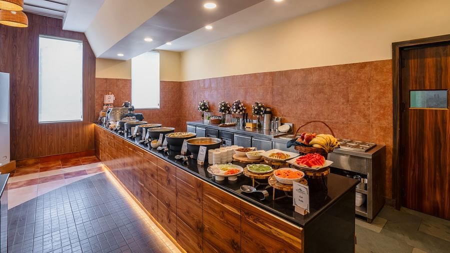 Khu vực ăn uống rộng rãi và trang thiết bị tốt tại Shri Radha Brij Vasundhara Resort & Spa, Mathura