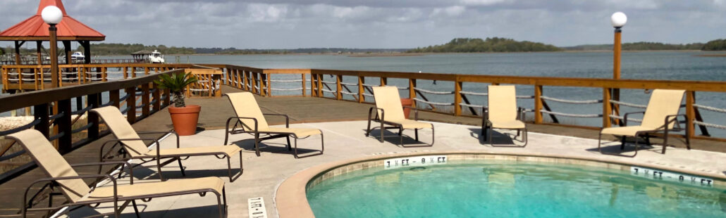 Một trong những hồ bơi tại Hilton Head Harbor RV Resort nhìn ra Skull Creek tuyệt đẹp