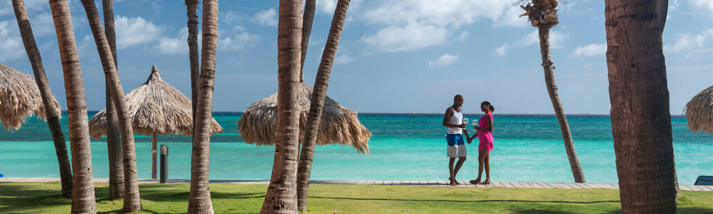 Cặp đôi đi dạo lãng mạn trên bãi biển tại Divi Dutch Village Beach Resort ở Aruba