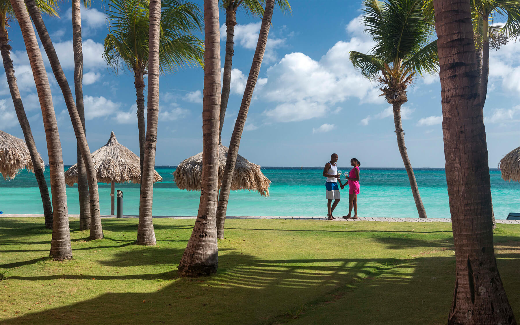 Cặp đôi đi dạo lãng mạn trên bãi biển tại Divi Dutch Village Beach Resort ở Aruba