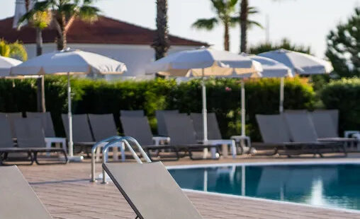 Hồ bơi tại Eden Resort với không gian xanh mát và thư giãn