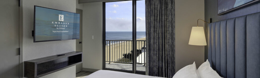 Phòng ngủ hướng biển tại Embassy Suites Oceanfront Resort với giường cỡ King và tầm nhìn tuyệt đẹp
