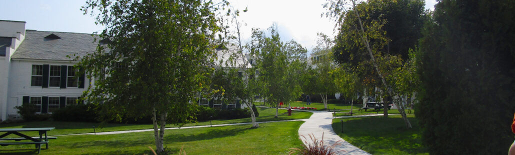 Equinox Resort Vermont - Góc nhìn từ bãi đỗ xe hướng về khách sạn với những con đường uốn lượn lý tưởng để tập đi xe đạp.