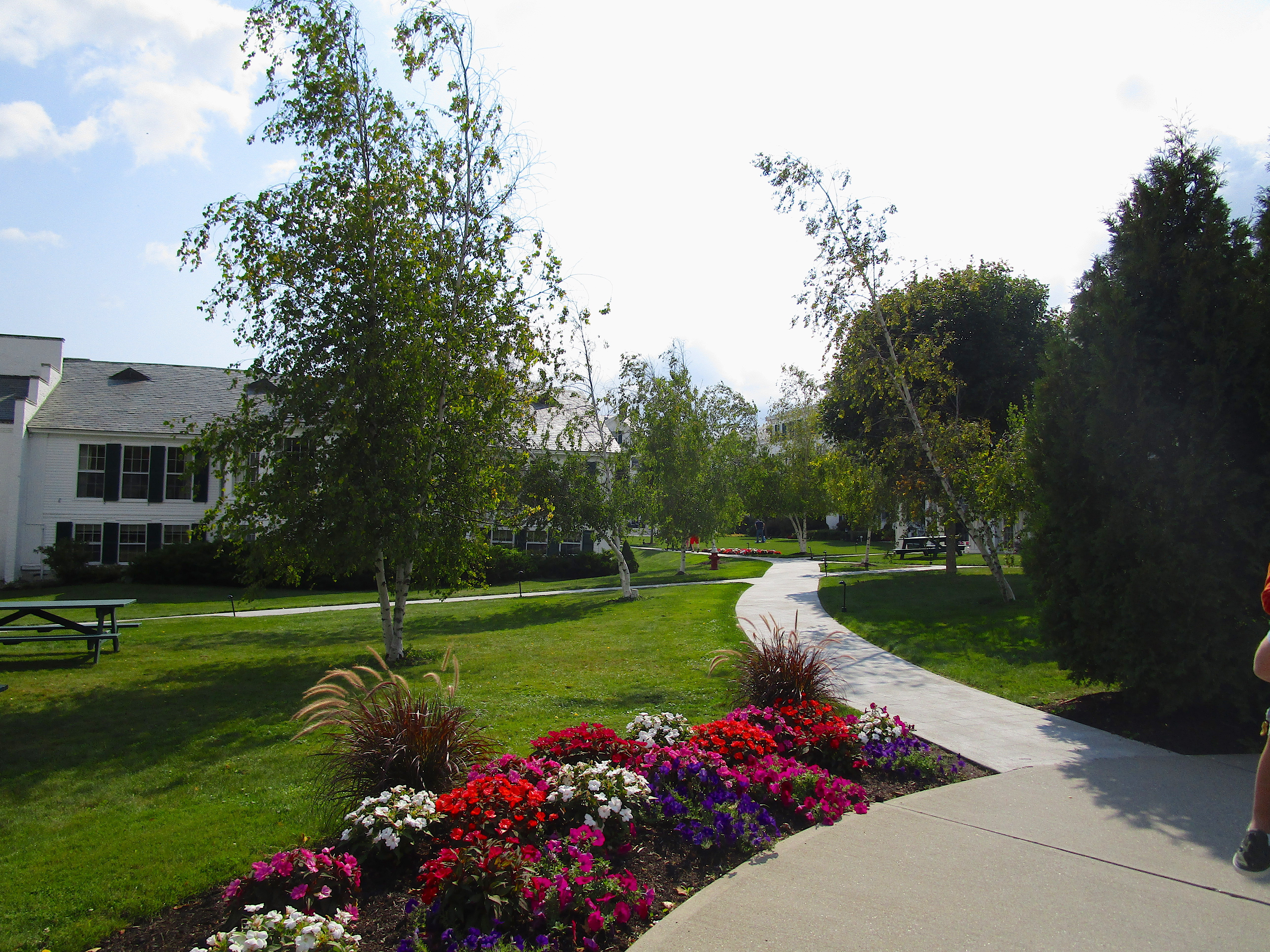 Equinox Resort Vermont - Góc nhìn từ bãi đỗ xe hướng về khách sạn với những con đường uốn lượn lý tưởng để tập đi xe đạp.