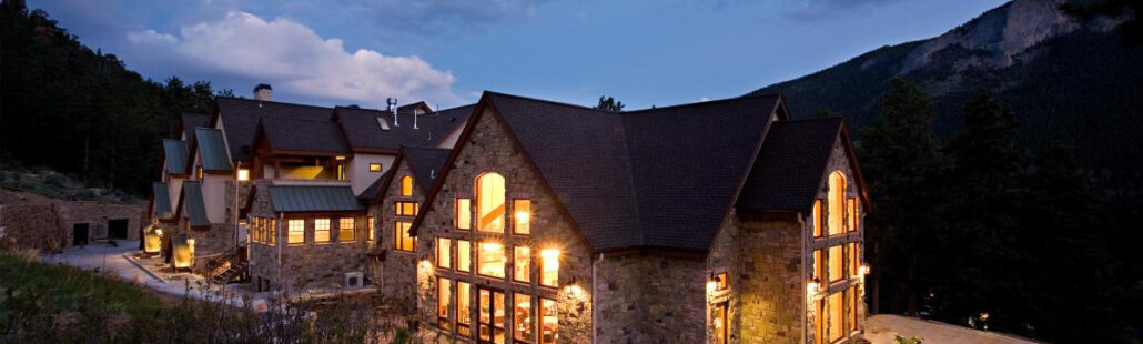 Della Terra Mountain Chateau nhìn từ bên ngoài vào ban đêm
