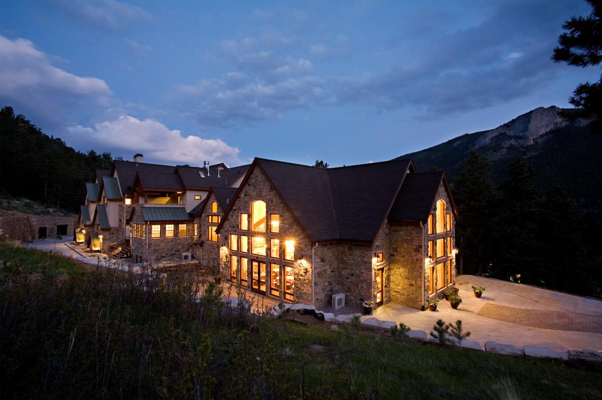 Della Terra Mountain Chateau nhìn từ bên ngoài vào ban đêm