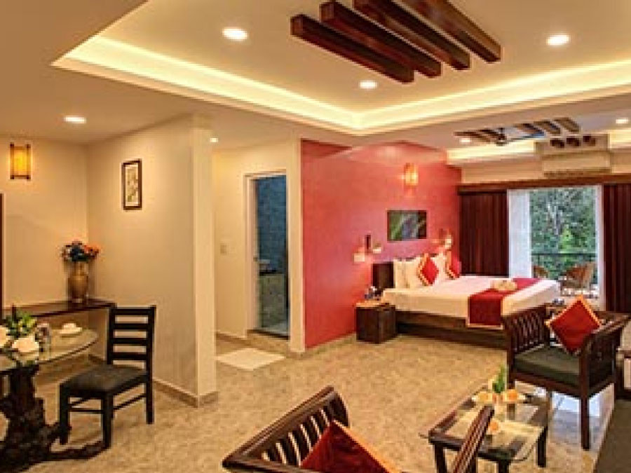 Phòng Honey Comb tại Paddington Resort Coorg với tầm nhìn ra hồ bơi và cảnh quan xanh mát