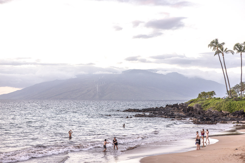 Fairmont Kea Lani nhìn từ bãi biển Polo với làn nước trong xanh và hàng dừa xanh mát