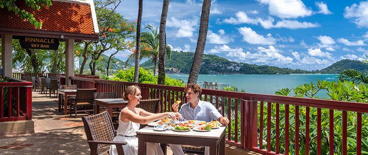 Hồ bơi vô cực tại Novotel Phuket Resort với tầm nhìn biển tuyệt đẹp