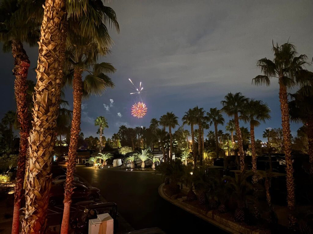 Pháo hoa tại Las Vegas Motorcoach Resort vào ban đêm