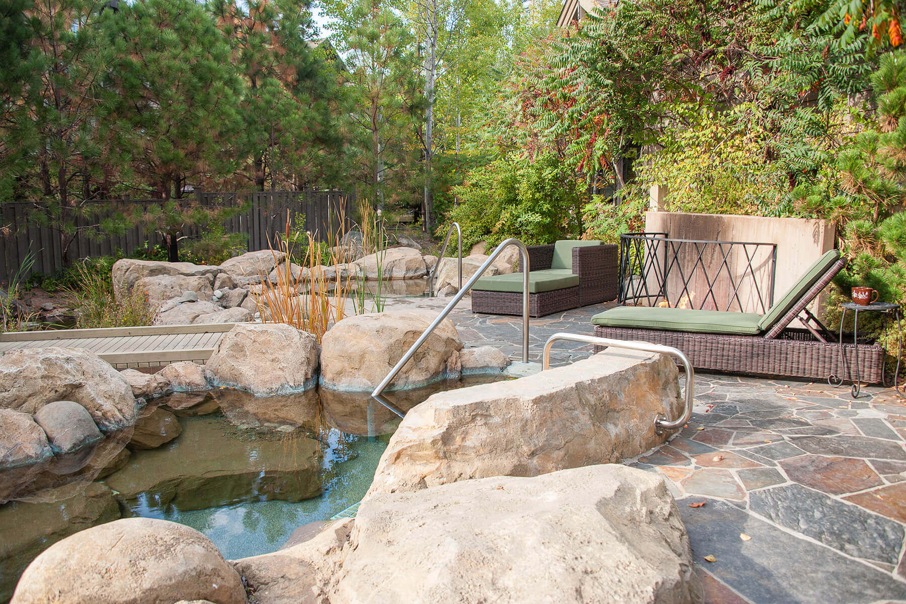 Bồn tắm nước nóng ngoài trời tại Suncadia Resort.