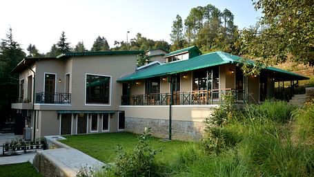 Phòng khách sạn với thiết kế sang trọng và ánh sáng ấm cúng tại Binsar Eco Resort