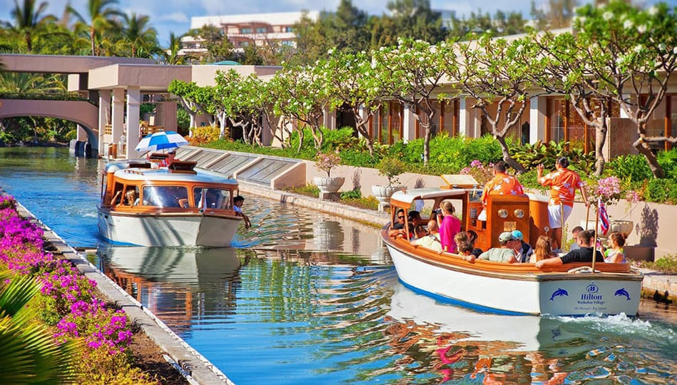 Thuyền chở khách đi lại trên kênh đào tại Hilton Waikoloa Village Resort