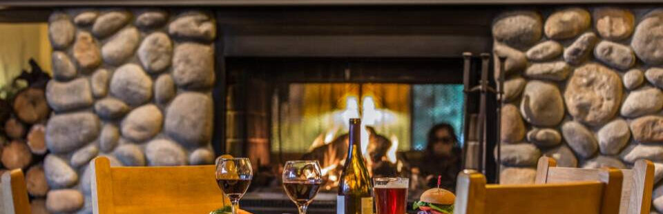 Một bàn ăn trong nhà hàng sang trọng với món hải sản tươi ngon và rượu vang hảo hạng, McKinley Chalet Resort Denali