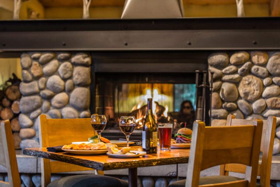 Một bàn ăn trong nhà hàng sang trọng với món hải sản tươi ngon và rượu vang hảo hạng, McKinley Chalet Resort Denali