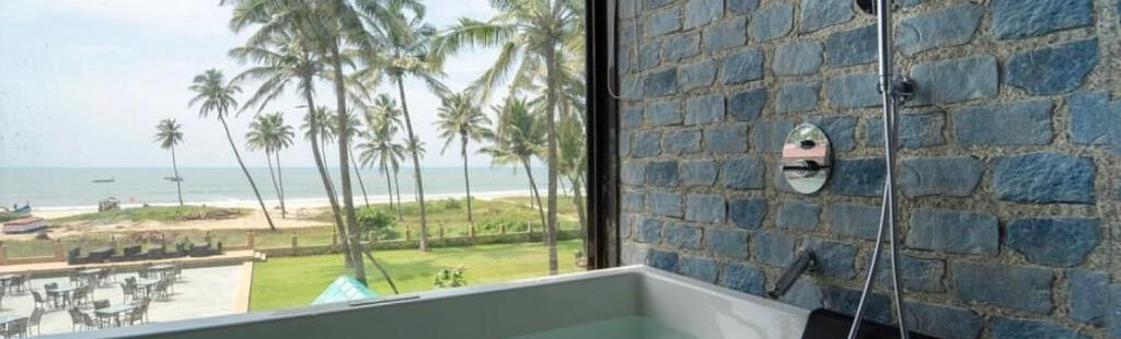 Phòng tắm jacuzzi riêng nhìn ra biển tại Longuinhos Beach Resort South Goa