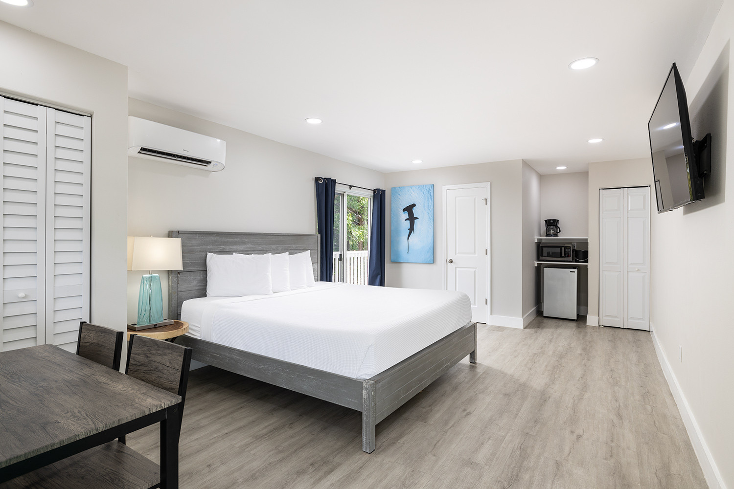 Phòng Standard King tại Amoray Dive Resort với nội thất trang nhã và tầm nhìn ra vườn cây xanh mát