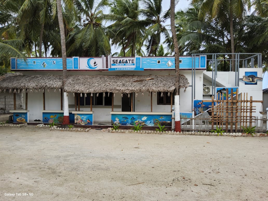 Bãi biển thanh bình ở Lakshadweep với nước trong vắt và cây xanh tươi tốt