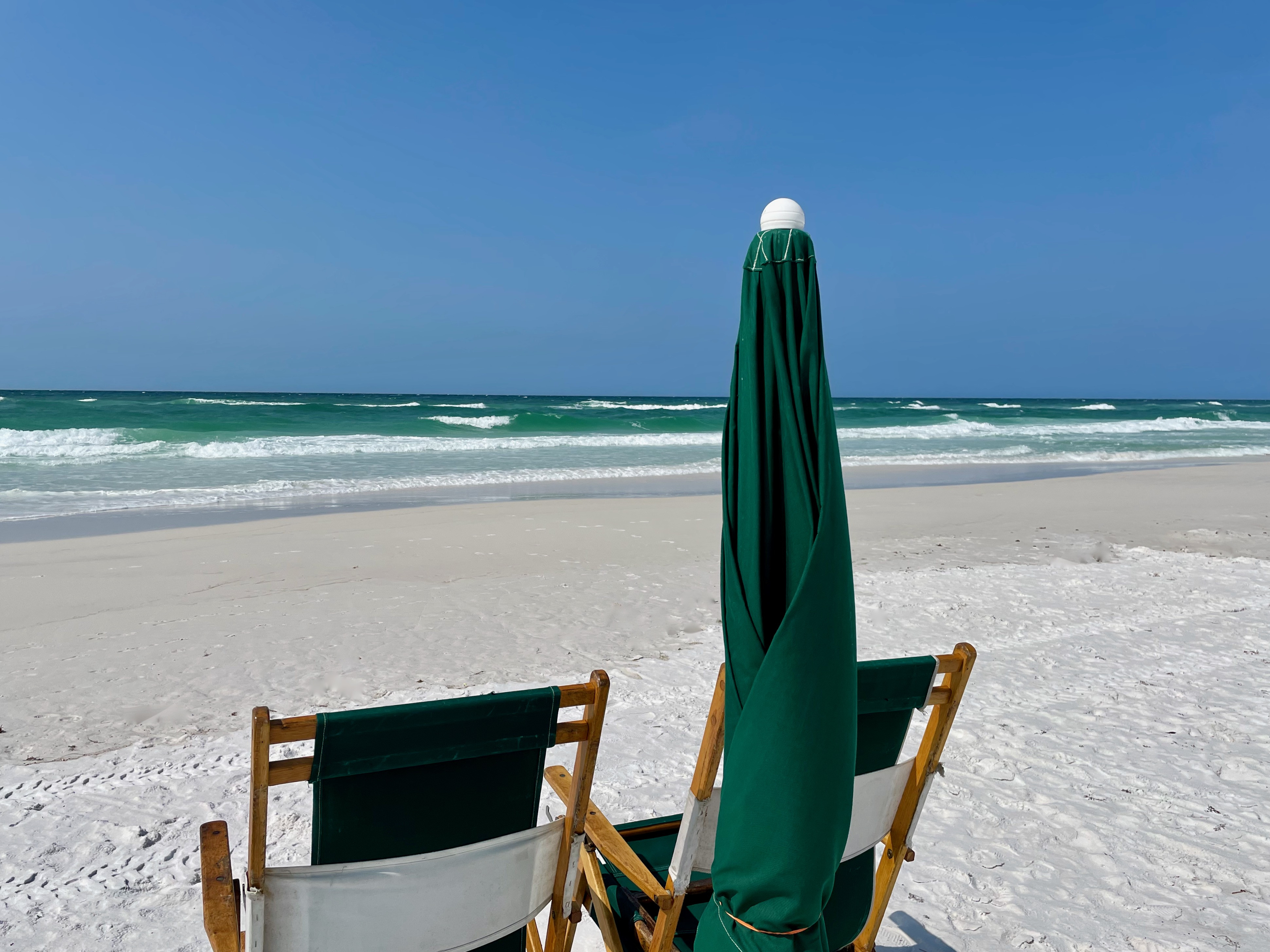 Bãi biển riêng của Henderson Beach Resort với ghế dài và dù che nắng