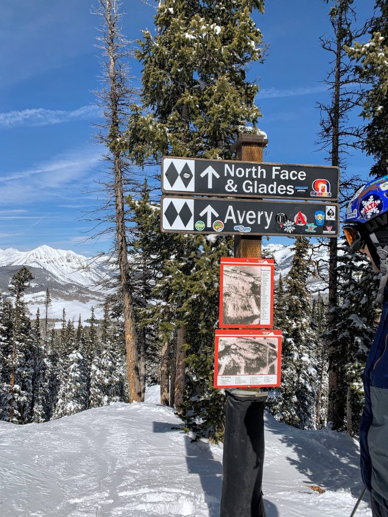 Biển báo rõ ràng trên địa hình khắc nghiệt tại Crested Butte, tháng 3 năm 2019