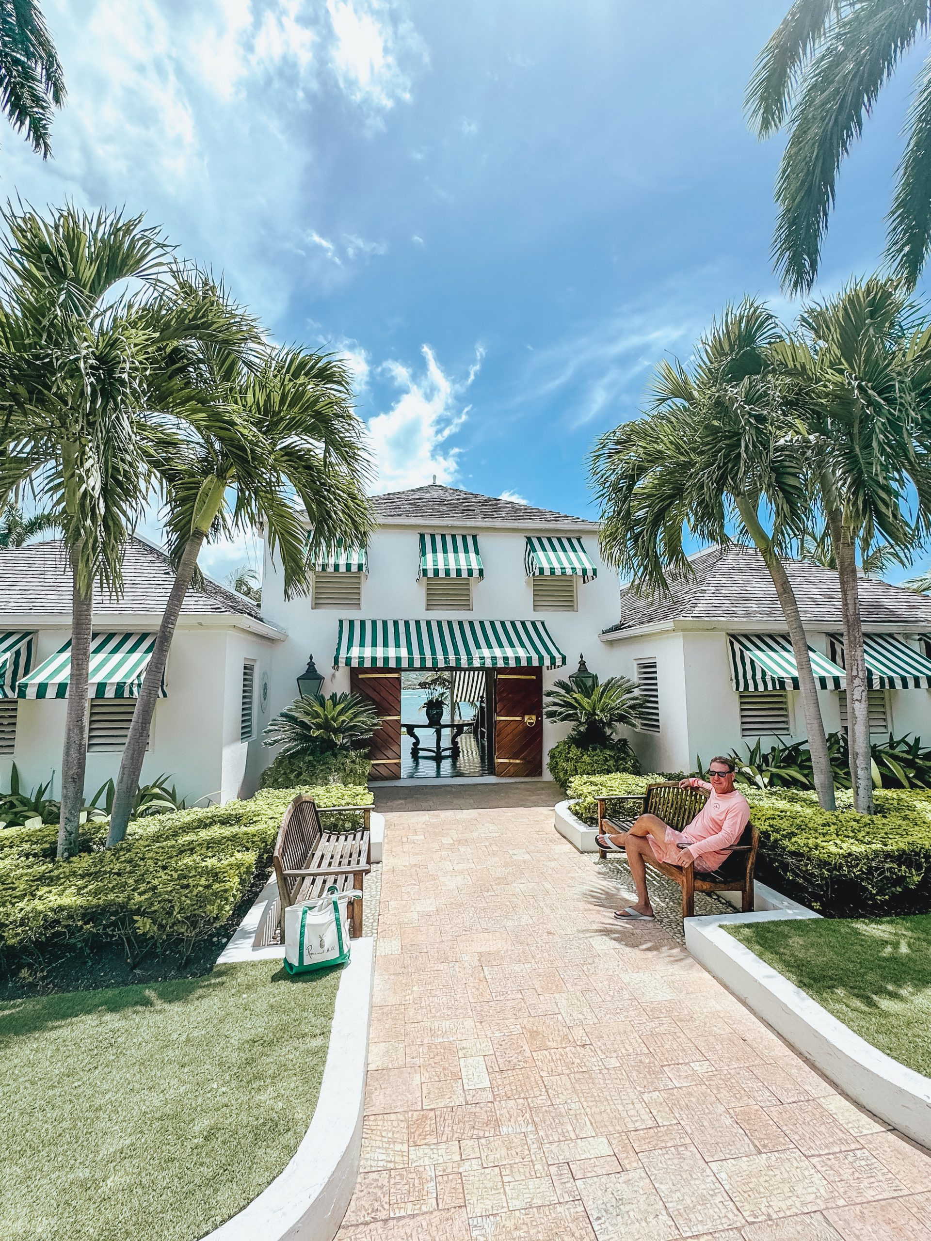 Khu vực sảnh đón khách sang trọng tại Round Hill Resort Jamaica
