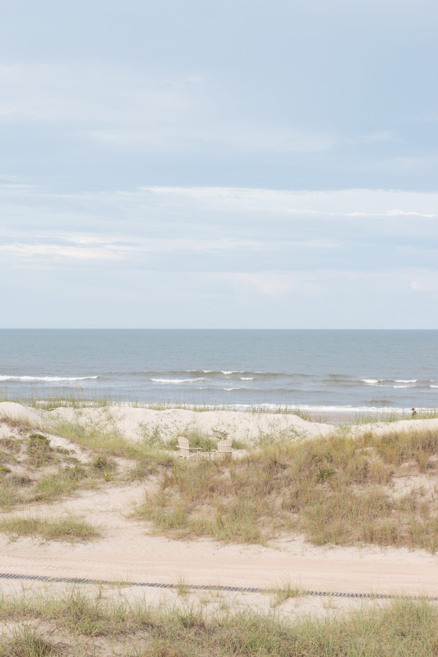 The Ritz-Carlton Amelia Island với hồ bơi xanh ngắt và bãi biển trải dài