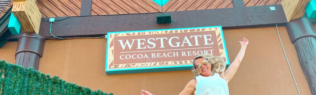 Mặt tiền khu nghỉ dưỡng Westgate Cocoa Beach với phong cách kiến trúc A-Frame độc đáo, gợi nhớ đến những bộ phim truyền hình cổ điển của Mỹ.